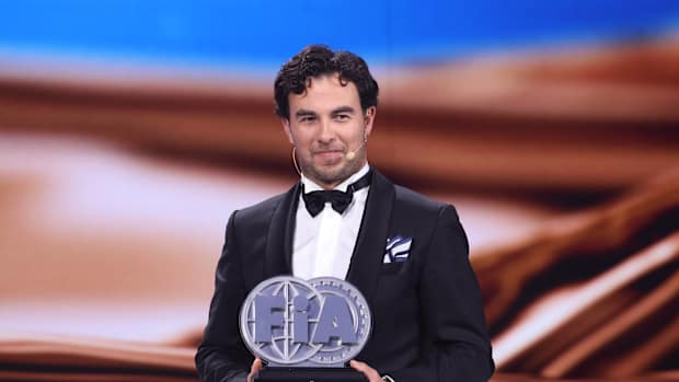 El piloto mexicano Checo Pérez recibió un doble reconocimiento en la gala de la FIA